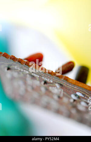 Gli elementi elettronici di un vecchio utilizzato il circuito stampato,immagine Foto Stock