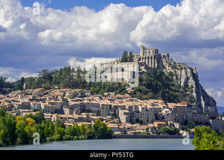 E la Cittadella di Sisteron città sulle rive del fiume Durance, Provence-Alpes-Côte d'Azur, Alpes-de-Haute-Provence, Francia Foto Stock