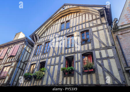 Tradizionale del XVI secolo fronti di tipiche case a graticcio nella città vecchia / città di Troyes, Aube, Grand Est, Francia Foto Stock