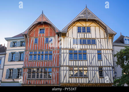 Tradizionale del XVI secolo fronti di tipiche case a graticcio nella città vecchia / città di Troyes, Aube, Grand Est, Francia Foto Stock