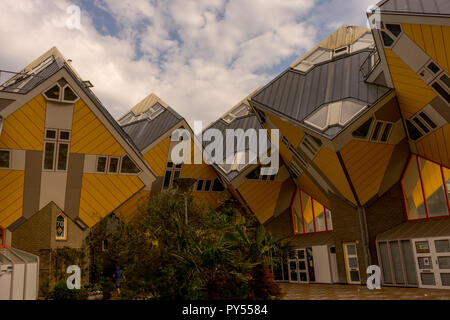 Rotterdam, Paesi Bassi - 27 Maggio: le case cubiche (Kubuswoningen) a Rotterdam il 27 maggio 2017. Architetto olandese Piet Blom progettato di Rotterdam Cube Hou Foto Stock