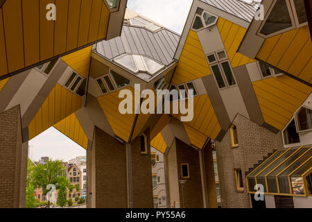 Rotterdam, Paesi Bassi - 27 Maggio: le case cubiche (Kubuswoningen) a Rotterdam il 27 maggio 2017. Architetto olandese Piet Blom progettato di Rotterdam Cube Hou Foto Stock