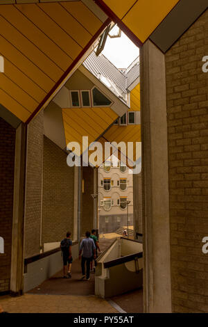 Rotterdam, Paesi Bassi - 27 Maggio: le case cubiche (Kubuswoningen) a Rotterdam il 27 maggio 2017. Architetto olandese Piet Blom progettato di Rotterdam Cube Hou Foto Stock