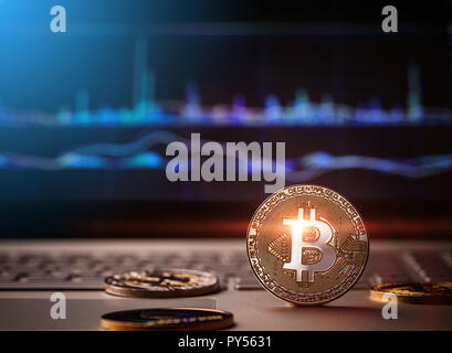 La crescita finanziaria concetto con golden Bitcoins scala sul forex sfondo grafico Foto Stock