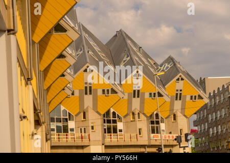 Rotterdam, Paesi Bassi - 27 Maggio: le case cubiche (Kubuswoningen) a Rotterdam il 27 maggio 2017. Architetto olandese Piet Blom progettato di Rotterdam Cube Hou Foto Stock