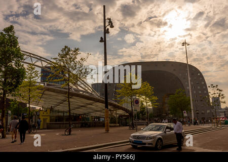 Rotterdam, Paesi Bassi - 27 Maggio: Il Markthal (Market Hall) è una zona residenziale e di uffici con un mercato hall, situato a Rotterdam. Il buildi Foto Stock