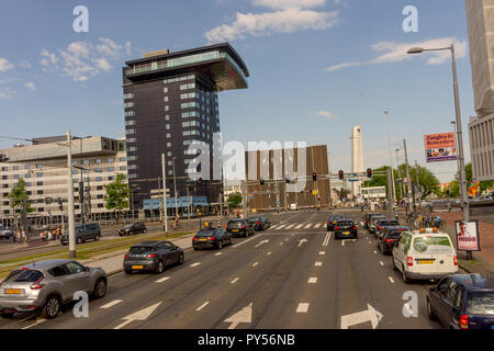 Rotterdam, Paesi Bassi - 27 Maggio: auto guidando su una strada di città riempito con un sacco di traffico a Rotterdam il 27 maggio 2017. Rotterdam è un importante città portuale Foto Stock