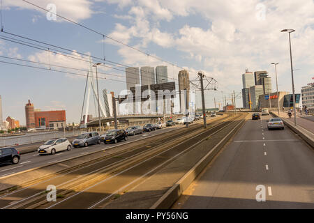 Rotterdam, Paesi Bassi - 27 Maggio: auto guidando su una strada di città riempito con un sacco di traffico al ponte Erasmus di Rotterdam il 27 maggio 2017. Rotterdam è un Foto Stock