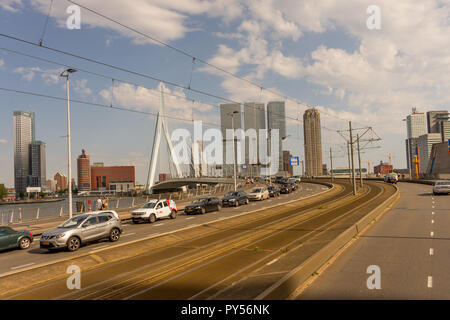 Rotterdam, Paesi Bassi - 27 Maggio: auto guidando su una strada di città riempito con un sacco di traffico al ponte Erasmus di Rotterdam il 27 maggio 2017. Rotterdam è un Foto Stock