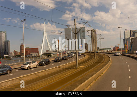 Rotterdam, Paesi Bassi - 27 Maggio: auto guidando su una strada di città riempito con un sacco di traffico al ponte Erasmus di Rotterdam il 27 maggio 2017. Rotterdam è un Foto Stock