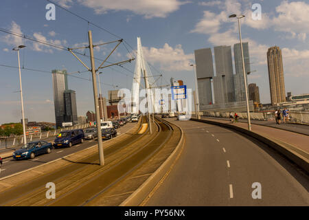 Rotterdam, Paesi Bassi - 27 Maggio: auto guidando su una strada di città riempito con un sacco di traffico al ponte Erasmus di Rotterdam il 27 maggio 2017. Rotterdam è un Foto Stock