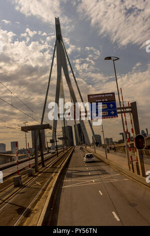 Rotterdam, Paesi Bassi - 27 Maggio: ponte Erasmus di Rotterdam il 27 maggio 2017. Rotterdam è un importante città portuale nella provincia olandese della South Holland Foto Stock