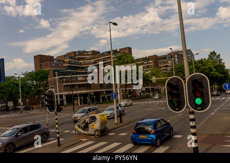 Rotterdam, Paesi Bassi - 27 Maggio: segnale di traffico di giunzione a Rotterdam il 27 maggio 2017. Rotterdam è un importante città portuale nella provincia olandese del sud H Foto Stock