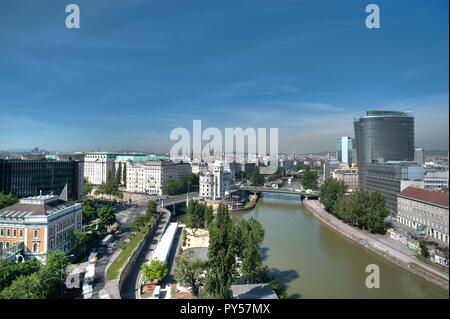 Wienpanorama mit Urania und Stephansdom, Rechts der Donaukanal mit Uniqatower Foto Stock