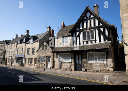 Il vecchio ufficio postale e cotswold cottage in pietra lungo la nuova strada nel pomeriggio di sole, Painswick, Cotswolds, Gloucestershire, England, Regno Unito Foto Stock