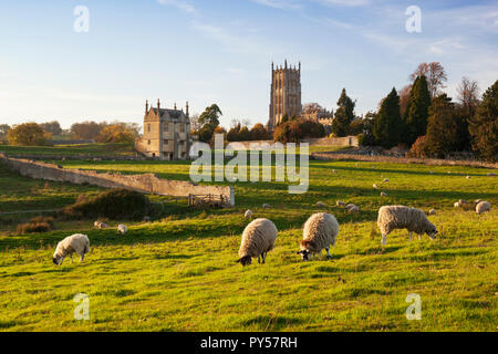 Oriente Banqueting House di vecchi Campden House e St James' chiesa nel campo coneygree con pecore al pascolo al tramonto, Chipping Campden, Cotswolds AONB Foto Stock