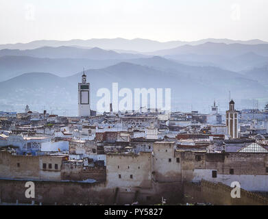 Una Mattina nuvoloso sulla medina, con sullo sfondo le montagne del RIF quasi coperta dalla nebbia e minareti di moschee si affaccia Foto Stock