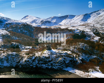 Visualizza SW di Dolbadarn Castle, Llanberis, Wales, Regno Unito, con le colline di Snowdon, Cwm Dwythwch & la cresta che corre da Moel Eilio a Foel Goch (L). Foto Stock