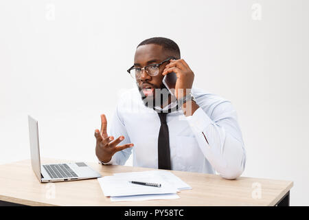 Deluso imprenditore africano è Dazed and Confused parlando al telefono. Egli si sente il totale disaccordo circa la trattativa. Foto Stock