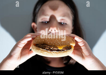 I pericoli del consumo di cibi grassi Foto Stock