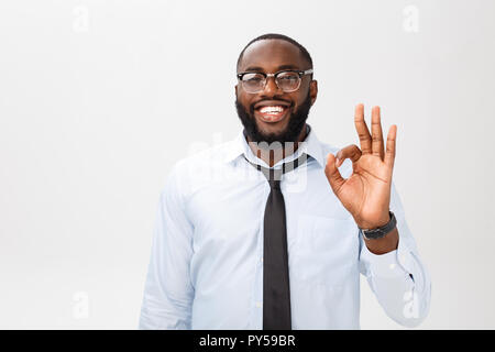 Ritratto di African American business uomo sorridente e mostrando buone condizioni di segno. Il linguaggio del corpo concetto Foto Stock