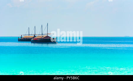 Barche al largo dell'isola, Maldive. Copia spazio per il testo Foto Stock