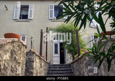 Dobrota, Montenegro, Settembre 2018 - parete anteriore e ingresso al XIX secolo villa dalmata Foto Stock