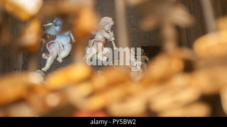 Statua di angelo con flauto battenti Foto Stock