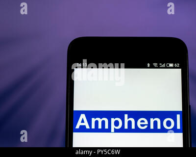 Amphenol cavo in fibra ottica Manufacturing Company logo che si vede visualizzato sul telefono intelligente. Amphenol Corporation è un importante produttore di elettronica e connettori per fibre ottiche, cavi e sistemi di interconnessione quali cavi coassiali. Foto Stock