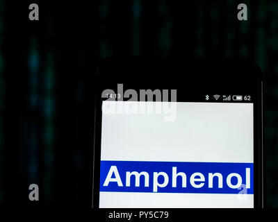 Amphenol cavo in fibra ottica Manufacturing Company logo che si vede visualizzato sul telefono intelligente. Amphenol Corporation è un importante produttore di elettronica e connettori per fibre ottiche, cavi e sistemi di interconnessione quali cavi coassiali. Foto Stock