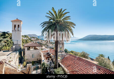 Tetto di Leopoldo Mandic chiesa nella città vecchia di Herceg Novi, Montenegro Foto Stock