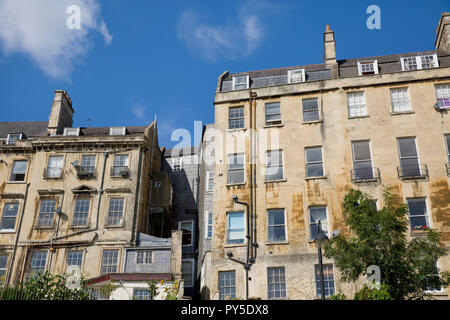 Il retro delle case di Paragon guardando da Walcot Street, Bath, Somerset Foto Stock