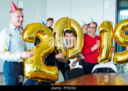 La gente di affari per celebrare il 2019 Anno Nuovo a festa in ufficio Foto Stock