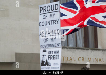 Londra REGNO UNITO 23 Ottobre 2018 : i sostenitori di estrema destra polena Tommy Robinson, vero nome Stephen Yaxley-Lennon vecchio banner al di fuori della Old Bailey. Foto Stock