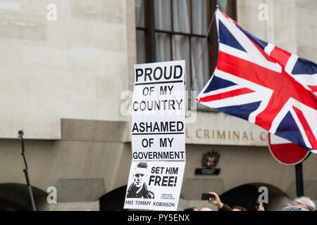 Londra REGNO UNITO 23 Ottobre 2018 : i sostenitori di estrema destra polena Tommy Robinson, vero nome Stephen Yaxley-Lennon vecchio banner al di fuori della Old Bailey. Foto Stock