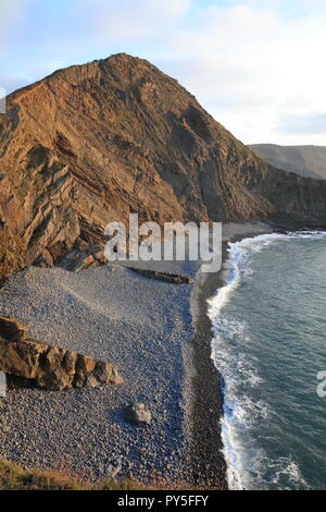 Spiaggia sassosa, a sud di Hartland Quay,North Devon, Inghilterra, Regno Unito Foto Stock
