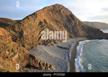 Spiaggia sassosa, a sud di Hartland Quay,North Devon, Inghilterra, Regno Unito Foto Stock