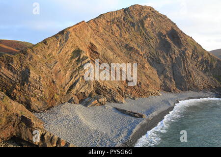 Spiaggia sassosa, a sud di Hartland Quay,North Devon, Inghilterra, Regno Unito Foto Stock