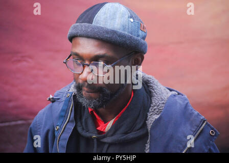 Brixton, Londra, Regno Unito. 25 ott 2018. Locale Dreph Graffiti artist ( Neequaye Dreph Dusane) mette in tocchi di finitura per il murale più recente della ex first lady della U S A Michelle Obama come parte di Viking libri promozioni diventando da Michelle Obama, disponibile 13 novembre 2018 con la massima onestà e vivace arguzia che descrive la sua trionfa e il suo delusioni, sia pubbliche che private, racconta la sua storia completa come ha vissuto il ritratto ispirerà Lambeth residenti per qualche tempo a venire . Credito: Philip Robins/Alamy Live News Foto Stock