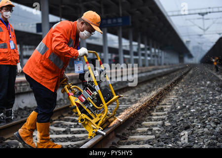 Di Liupanshui, della Cina di Guizhou. 25 ott 2018. Un concorrente burnishes rail durante un concorso di specialità in Liupanshui, a sud-ovest della Cina di Guizhou, 25 ottobre 2018. Un totale di 30 i lavoratori del settore ferroviario hanno partecipato al concorso. Credito: Tao Liang/Xinhua/Alamy Live News Foto Stock