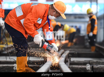 Di Liupanshui, della Cina di Guizhou. 25 ott 2018. Un concorrente burnishes rail durante un concorso di specialità in Liupanshui, a sud-ovest della Cina di Guizhou, 25 ottobre 2018. Un totale di 30 i lavoratori del settore ferroviario hanno partecipato al concorso. Credito: Tao Liang/Xinhua/Alamy Live News Foto Stock