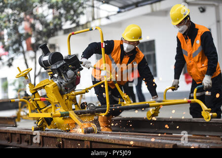 Di Liupanshui, della Cina di Guizhou. 25 ott 2018. Due concorrenti brunire rail durante un concorso di specialità in Liupanshui, a sud-ovest della Cina di Guizhou, 25 ottobre 2018. Un totale di 30 i lavoratori del settore ferroviario hanno partecipato al concorso. Credito: Tao Liang/Xinhua/Alamy Live News Foto Stock