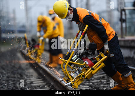 Di Liupanshui, della Cina di Guizhou. 25 ott 2018. Un concorrente burnishes rail durante un concorso di specialità in Liupanshui, a sud-ovest della Cina di Guizhou, 25 ottobre 2018. Un totale di 30 i lavoratori del settore ferroviario hanno partecipato al concorso. Credito: Tao Liang/Xinhua/Alamy Live News Foto Stock