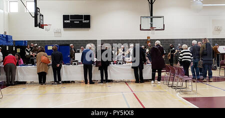 Bethesda, Maryland, USA. Ottobre 25 ,2018: inizio le votazioni per le elezioni intermedia avviene in tutto lo stato del Maryland. Gli elettori la linea fino a votare presso il locale centro di ricreazione. Patsy Lynch/Alamy Credito: Patsy Lynch/Alamy Live News Foto Stock