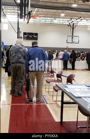 Bethesda, Maryland, USA. Ottobre 25 ,2018: inizio le votazioni per le elezioni intermedia avviene in tutto lo stato del Maryland. Gli elettori la linea fino a votare presso il locale centro di ricreazione. Patsy Lynch/Alamy Credito: Patsy Lynch/Alamy Live News Foto Stock