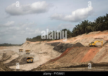 Batulicin, Sud Kalimantan, Indonesia. Xiii Sep, 2018. Le miniere di carbone attività a carbone Batulicin sito, Sud Kalimantan, Indonesia il 22 ottobre 2018. L Indonesia è uno dei più grandi del mondo dei produttori e degli esportatori di carbone. Dal 2005, quando essa ha superato l'Australia, il paese è il primo esportatore in termini di carbone termico. In base alle informazioni presentate da Indonesia Ministero dell'energia e delle risorse minerali, indonesiano le riserve di carbone sono stimati a durare circa 83 anni se il tasso attuale di produzione deve essere continuato. A livello globale per quanto riguarda le riserve di carbone, Indonesia al momento schiera Foto Stock