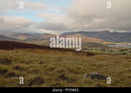 Cumbria Regno Unito. Il 25 ottobre 2018. Regno Unito Meteo. Sole e docce da Latterbarrow cadde. Vista sul lago di Windermere. Il credito C.Hall / Alamy Live News. Foto Stock
