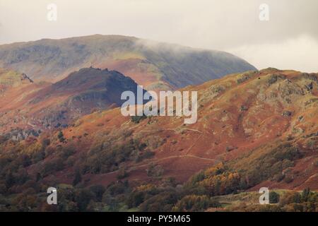 Cumbria Regno Unito. Il 25 ottobre 2018. Regno Unito Meteo. Sole e docce da Latterbarrow cadde. Vista sul lago di Windermere. Il credito C.Hall / Alamy Live News. Foto Stock