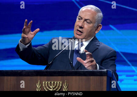 Tel Aviv, Israele. 25 ott 2018. Il Primo Ministro israeliano Benjamin Netanyahu parla in corrispondenza del primo ministro israeliano vertice di innovazione di Tel Aviv, Israele, il 25 ottobre 2018. Credito: JINI/Gedeone Markowicz/Xinhua/Alamy Live News Foto Stock