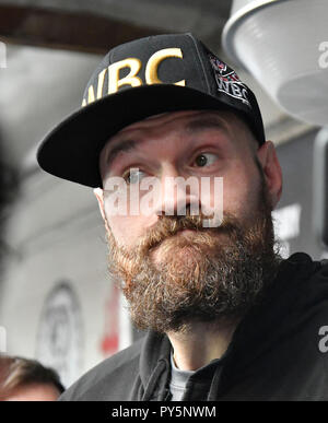 10-25-18. Santa Monica CA. Lineal Heavyweight Champion Tyson Fury funziona con il suo allenatore Ben Davison durante una Los Angeles media day in Santa Monica CA al Churchill palestra giovedì. Tyson Fury si prepara per nel suo attesissimo WBC World Heavyweight Championship contro undefeated WBC Campione del Mondo Deontay Wilder su dicembre 1 dal STAPLES Center di Los Angeles in diretta su SHOWTIME PPVÂ¨.Foto da Gene Blevins/ZumaPress Credit: Gene Blevins/ZUMA filo/Alamy Live News Foto Stock